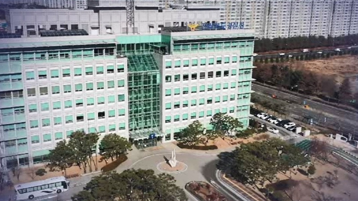 Phẫn nộ người mẹ ném con gái 7 tháng tuổi xuống sàn gây chết não - 1