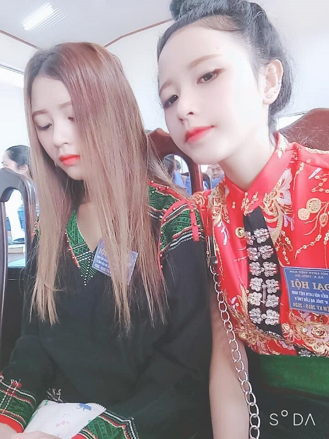 Ngẩn ngơ nhan sắc cặp chị em sinh đôi dân tộc Cil vừa xinh vừa quá giống nhau - 1