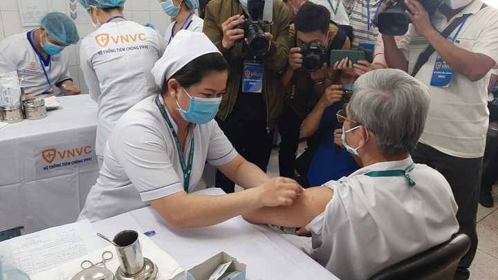 TP.HCM đề xuất tiêm vaccine COVID-19 cho nhân viên sân bay Tân Sơn Nhất - 1