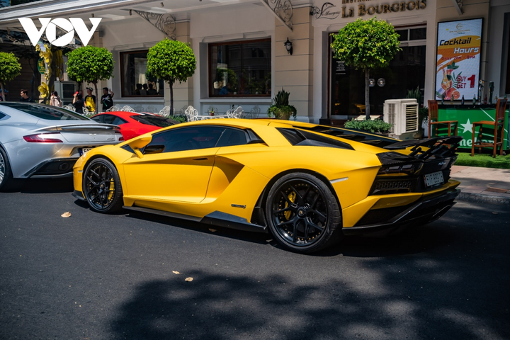 Cận cảnh dàn siêu xe triệu đô khoe dáng trên phố Sài Gòn - 8