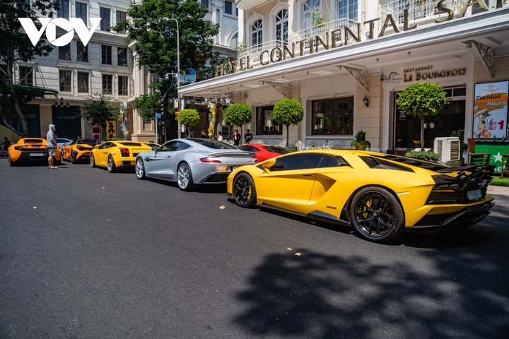 Cận cảnh dàn siêu xe triệu đô khoe dáng trên phố Sài Gòn - 9