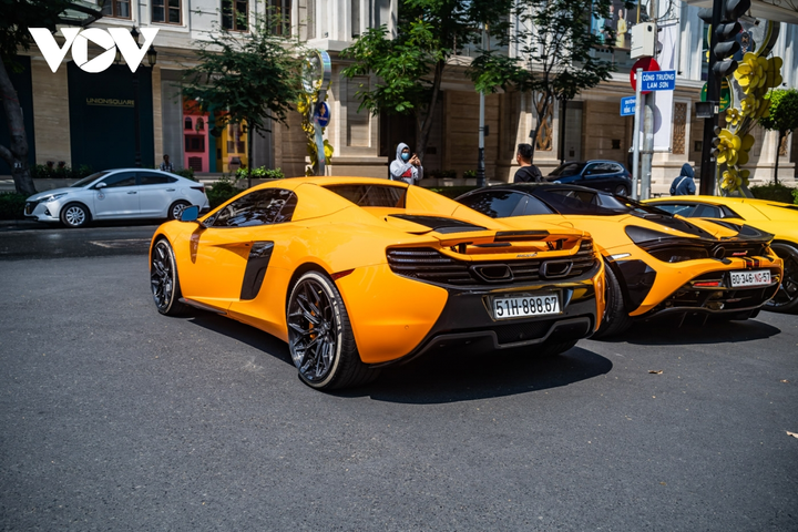 Cận cảnh dàn siêu xe triệu đô khoe dáng trên phố Sài Gòn - 17