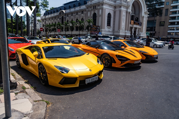 Cận cảnh dàn siêu xe triệu đô khoe dáng trên phố Sài Gòn - 2