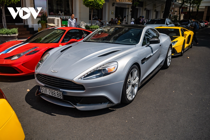 Cận cảnh dàn siêu xe triệu đô khoe dáng trên phố Sài Gòn - 11