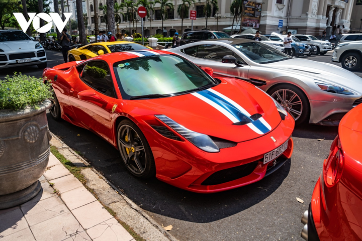 Cận cảnh dàn siêu xe triệu đô khoe dáng trên phố Sài Gòn - 13