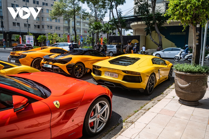 Cận cảnh dàn siêu xe triệu đô khoe dáng trên phố Sài Gòn - 5