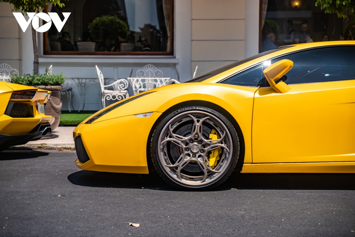 Cận cảnh dàn siêu xe triệu đô khoe dáng trên phố Sài Gòn - 7