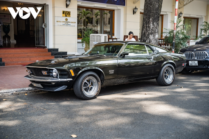 Cận cảnh dàn siêu xe triệu đô khoe dáng trên phố Sài Gòn - 15