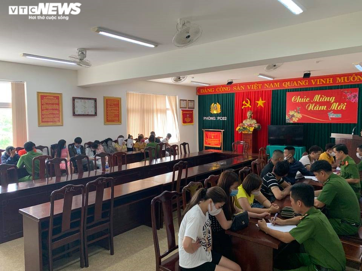 Biến nhà nghỉ ở Huế thành tụ điểm ma tuý: Tạm giữ hình sự 14 người - 2