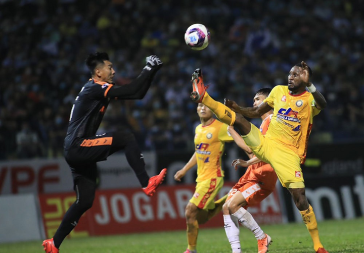 Đạp thủ môn Đà Nẵng, Hoàng Vũ Samson bị phạt nguội - 1