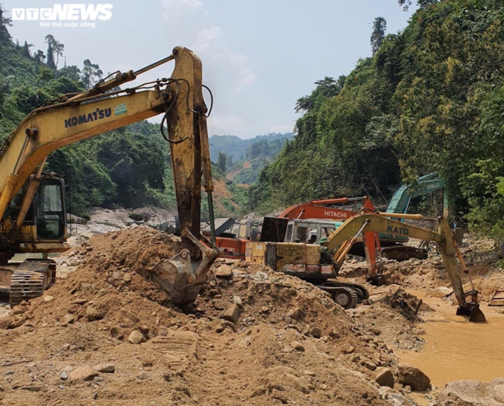 Ảnh: Cận cảnh 6 ngày đào đất, hút nước tìm 11 công nhân còn mất tích ở Rào Trăng - 6