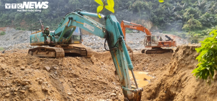Ảnh: Cận cảnh 6 ngày đào đất, hút nước tìm 11 công nhân còn mất tích ở Rào Trăng - 4