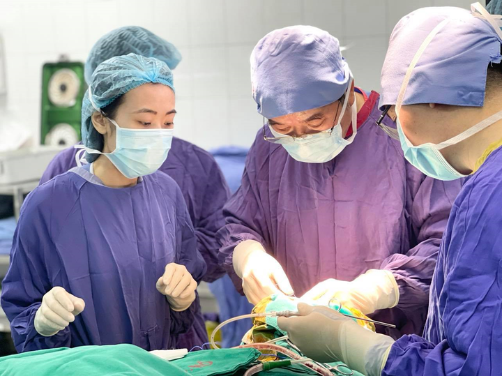 Cứu bệnh nhân bị mảnh gỗ đâm xuyên mắt, sọ não - 1