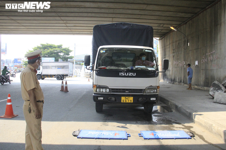 CSGT TP.HCM xử lý xe qúa tải: Tài xế kể khổ nếu chở đúng tải sẽ không đủ ăn - 1