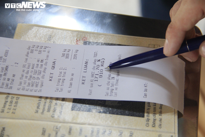 CSGT TP.HCM xử lý xe qúa tải: Tài xế kể khổ nếu chở đúng tải sẽ không đủ ăn - 7