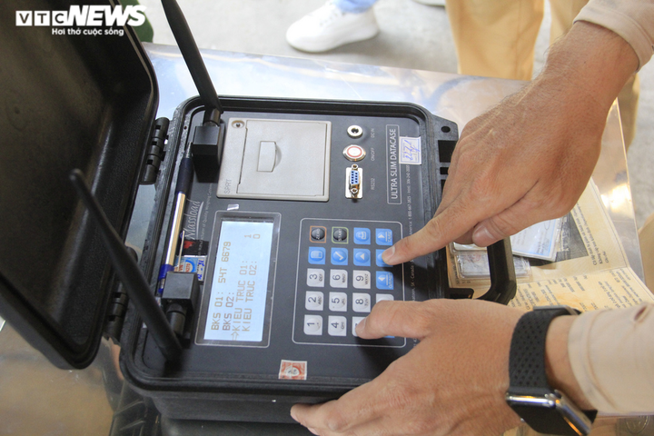 CSGT TP.HCM xử lý xe qúa tải: Tài xế kể khổ nếu chở đúng tải sẽ không đủ ăn - 3