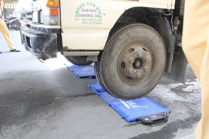 CSGT TP.HCM xử lý xe qúa tải: Tài xế kể khổ nếu chở đúng tải sẽ không đủ ăn - 2