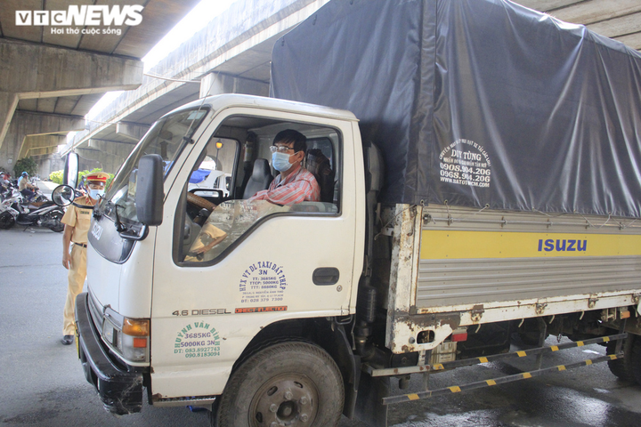 CSGT TP.HCM xử lý xe qúa tải: Tài xế kể khổ nếu chở đúng tải sẽ không đủ ăn - 10