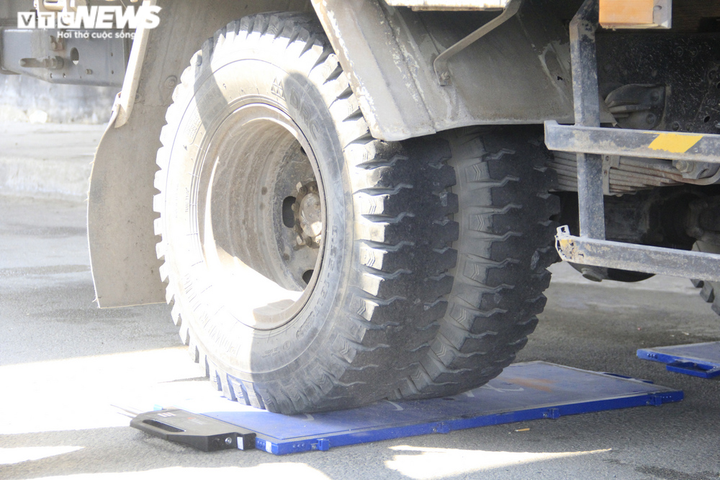 CSGT TP.HCM xử lý xe qúa tải: Tài xế kể khổ nếu chở đúng tải sẽ không đủ ăn - 6