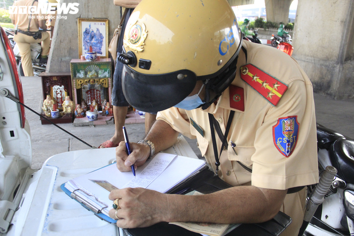 CSGT TP.HCM xử lý xe qúa tải: Tài xế kể khổ nếu chở đúng tải sẽ không đủ ăn - 5