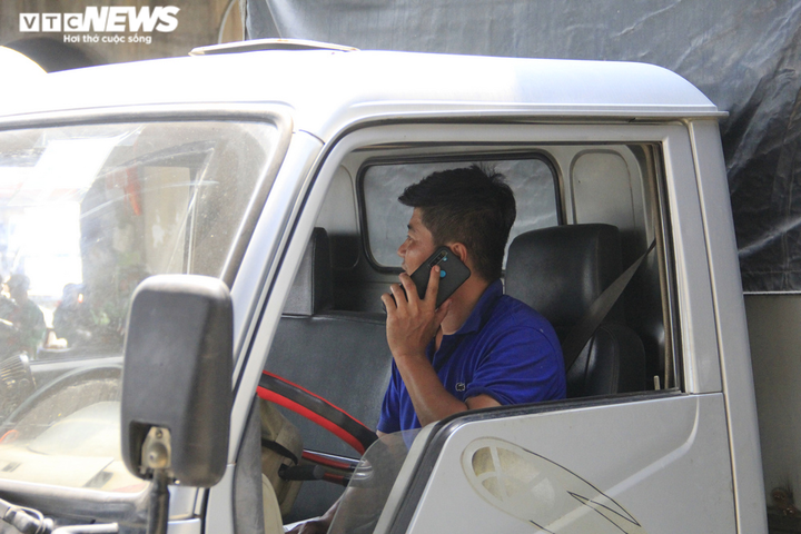 CSGT TP.HCM xử lý xe qúa tải: Tài xế kể khổ nếu chở đúng tải sẽ không đủ ăn - 9