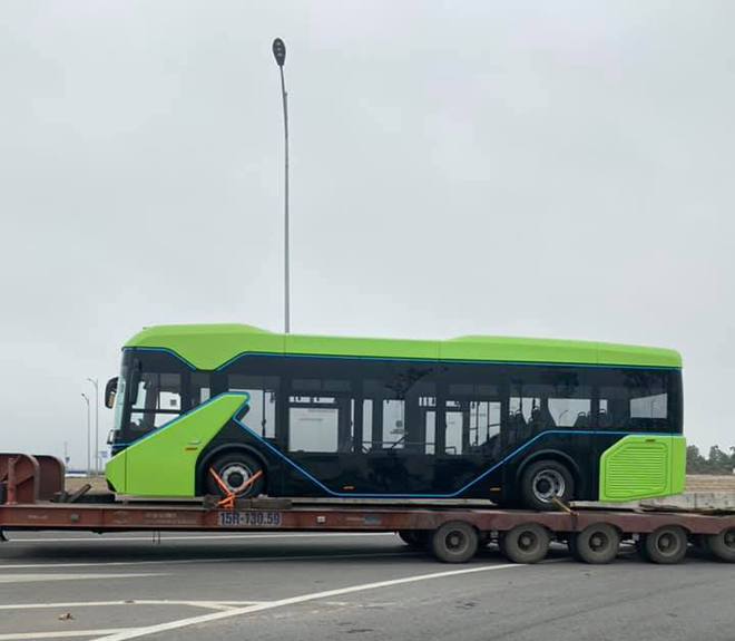 Xuất hiện trên đường phố, xe buýt điện VinFast sắp hoạt động ở Hà Nội? - 3