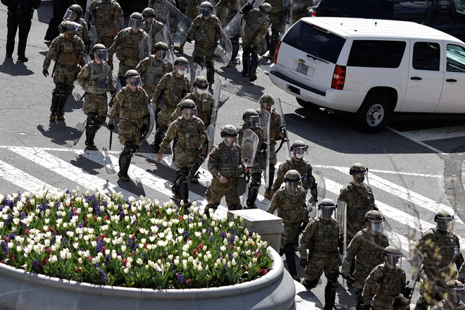 Ảnh: Vệ binh Quốc gia vây kín Điện Capitol sau khi bị tấn công - 1