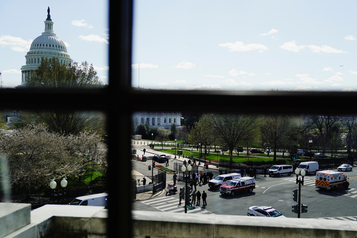 Ảnh: Vệ binh Quốc gia vây kín Điện Capitol sau khi bị tấn công - 8