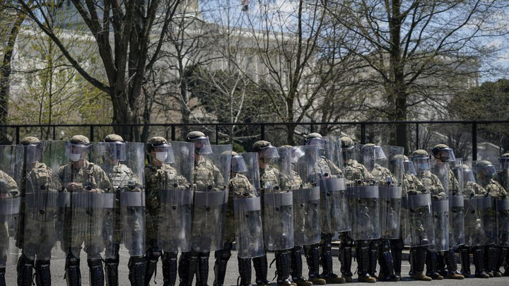 Ảnh: Vệ binh Quốc gia vây kín Điện Capitol sau khi bị tấn công - 5