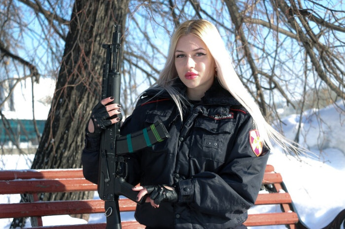 Thích 'sống ảo', vệ binh xinh đẹp nhất nước Nga bị đuổi việc - 3