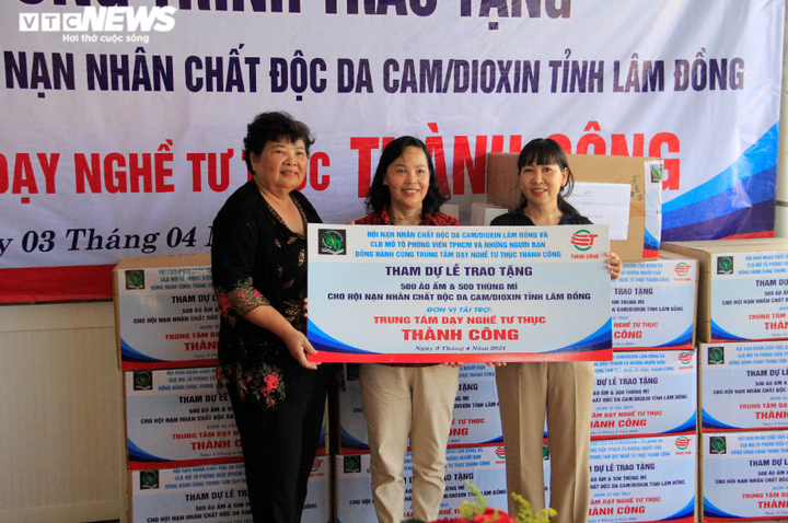 Trao tặng 500 áo ấm và 500 thùng mỳ cho Hội Nạn nhân chất dộc da cam Lâm Đồng - 1