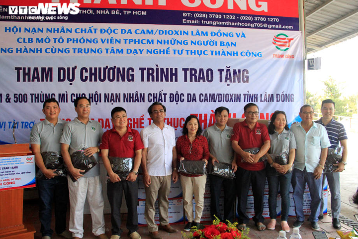 Trao tặng 500 áo ấm và 500 thùng mỳ cho Hội Nạn nhân chất dộc da cam Lâm Đồng - 2