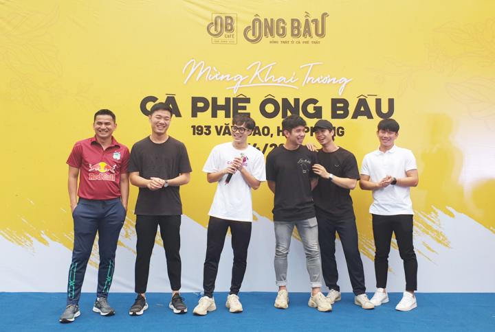 Kiatisak và học trò đến mừng Văn Toàn thành ông chủ - 1