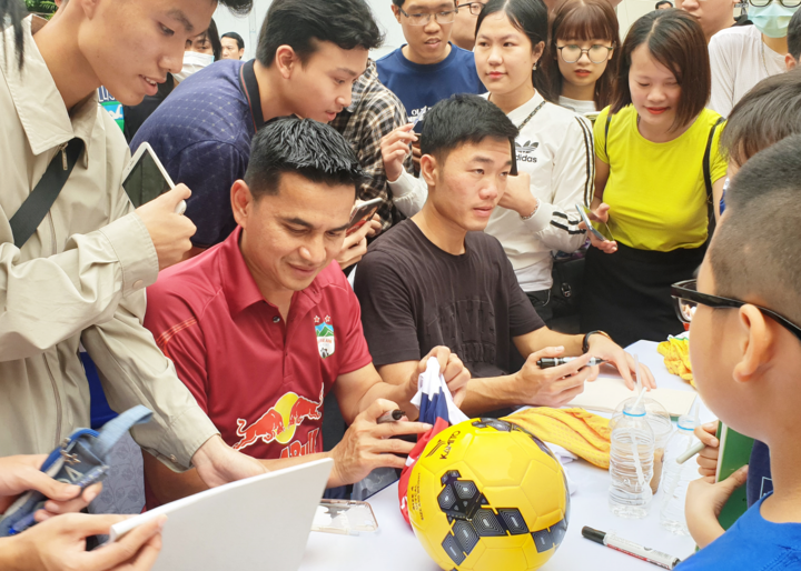 Kiatisak và học trò đến mừng Văn Toàn thành ông chủ - 2