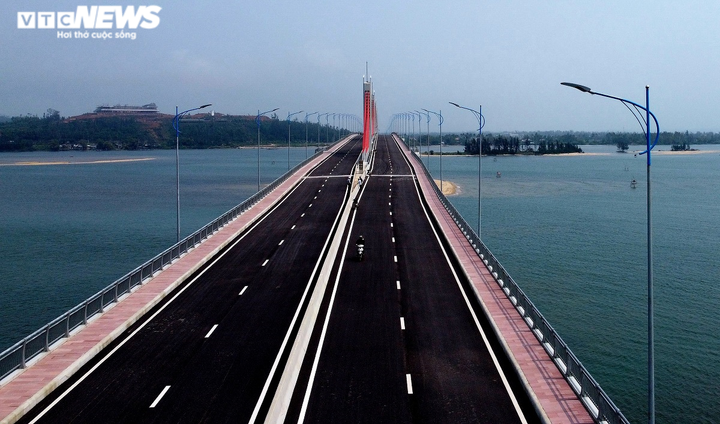 Cận cảnh cầu dây văng 2.250 tỷ đồng sắp vận hành ở Quảng Ngãi - 7