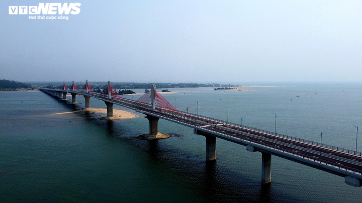 Cận cảnh cầu dây văng 2.250 tỷ đồng sắp vận hành ở Quảng Ngãi - 8