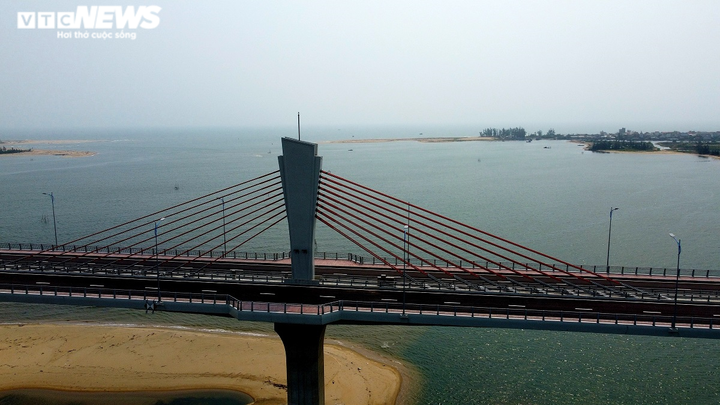 Cận cảnh cầu dây văng 2.250 tỷ đồng sắp vận hành ở Quảng Ngãi - 6