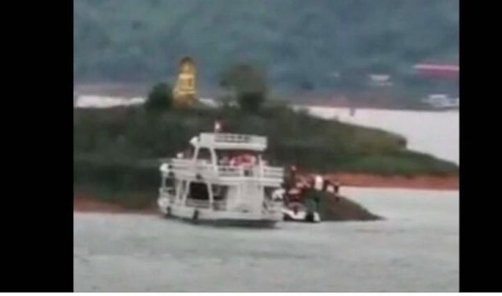 Du thuyền chở 10 người ở Lào bị lật - 1