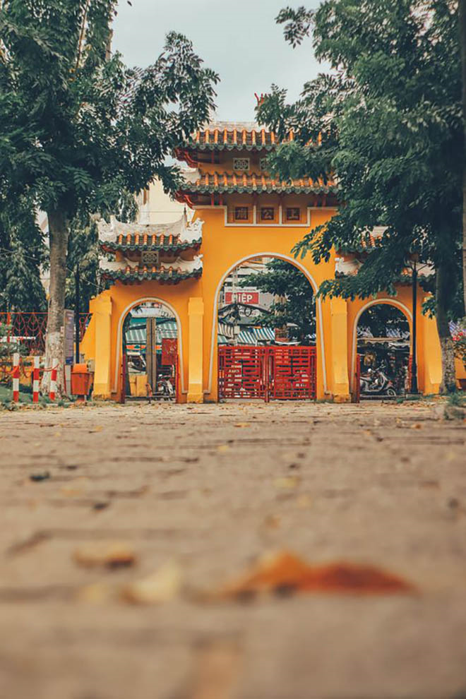 Lăng Ông Bà Chiểu: Ngôi đền cổ nhất Sài Gòn nhưng rất được lòng giới trẻ - 1