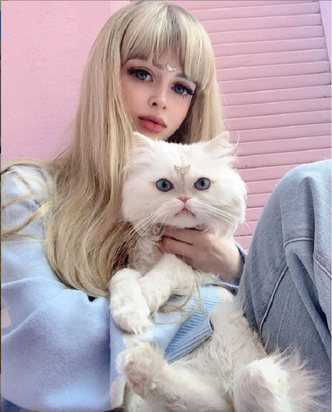 Cô gái hơn 30 năm được bố mẹ ‘nuôi trong lồng kính’ để trở thành... búp bê sống - 4