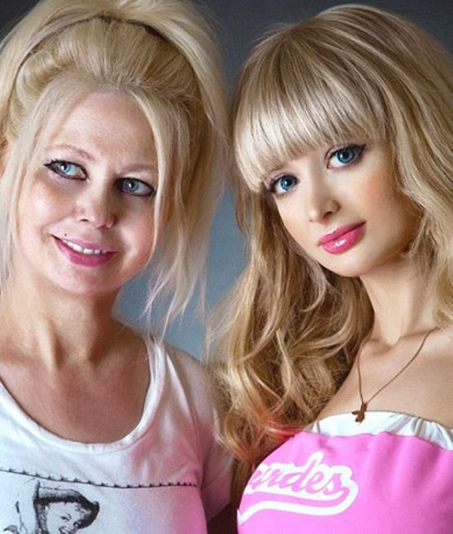 Cô gái hơn 30 năm được bố mẹ ‘nuôi trong lồng kính’ để trở thành... búp bê sống - 7