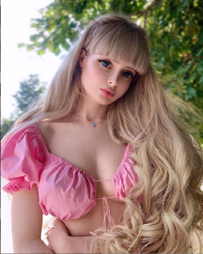 Cô gái hơn 30 năm được bố mẹ ‘nuôi trong lồng kính’ để trở thành... búp bê sống - 5