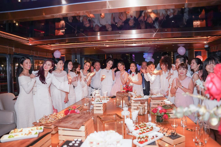 Nhan sắc con gái Mai Thu Huyền ở tuổi 18