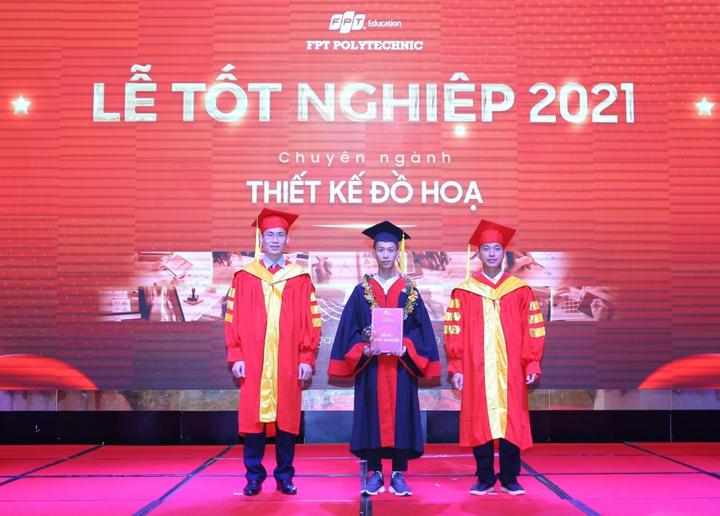 Sinh viên nhận bằng tốt nghiệp, sếp đến tận trường chúc mừng - 1