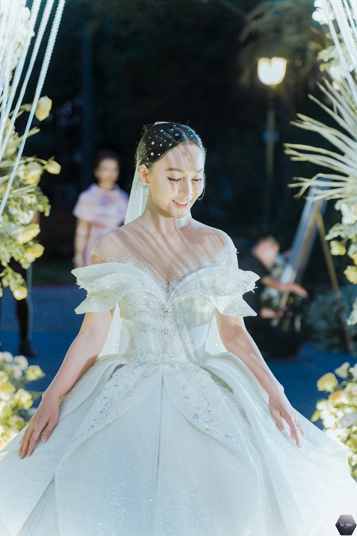 Mỹ Ngọc Bolero diện váy tiền tỷ trong đám cưới - 7