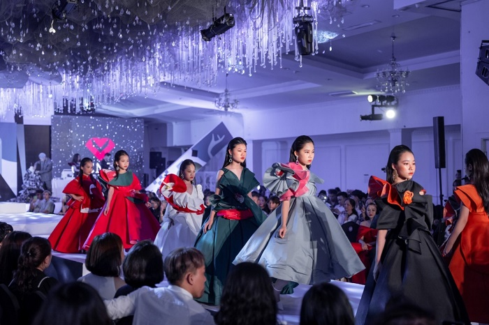 650 mẫu nhí trình diễn trong sự kiện thời trang lớn nhất dành cho trẻ em - 1