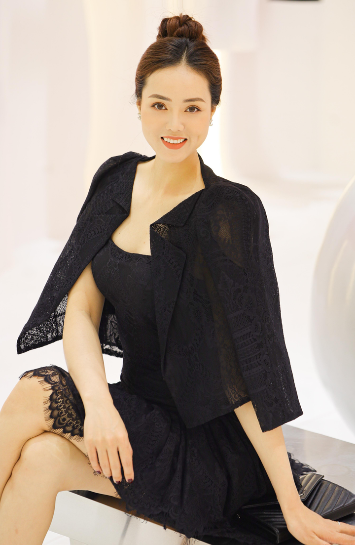 Vợ kém 15 tuổi của NSND Công Lý ngày càng xinh đẹp - 9