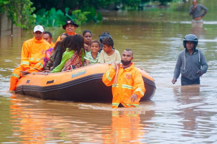 Ảnh: Lũ lụt và lở đất tại Indonesia và Timor Leste, hơn 75 người thiệt mạng - 4