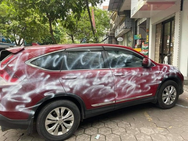 Đỗ chắn cửa hàng, ô tô Honda CR-V bị phun sơn loang lổ - 1