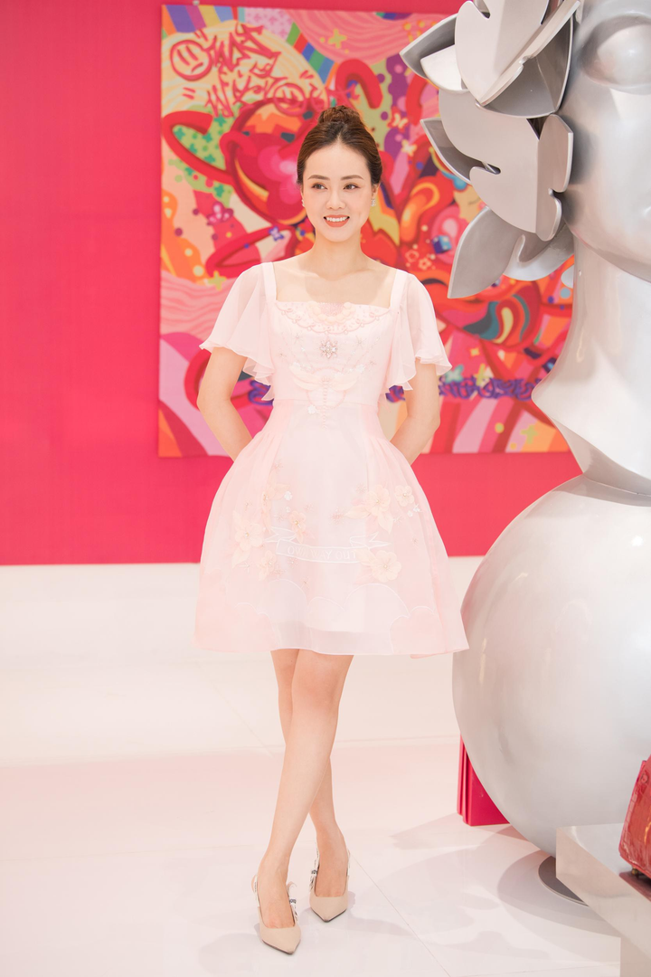 Vợ kém 15 tuổi của NSND Công Lý ngày càng xinh đẹp - 4